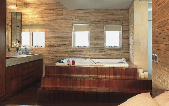 Com a uni&atilde;o de dois banheiros, sobrou espa&ccedil;o para colocar o spa (Ouro Fino)...