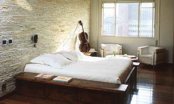 Com a sa&iacute;da de um arm&aacute;rio embutido, o quarto ficou mais amplo. Agora, as ro...