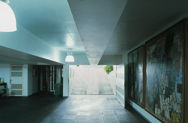 Na garagem climatizada, o morador abriga quadros de Rodrigo Andrade.