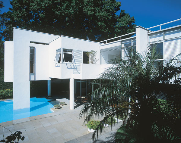 A coluna que mergulha na piscina teve que ser impermeabilizada com base asf&aacute;...