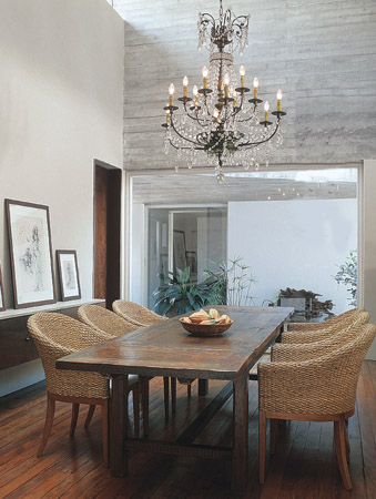 Para aquecer a base de concreto da sala, M&aacute;rcio Kogan misturou a madeira da ...