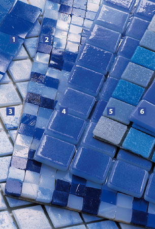 1 e 2. Mosaicos de vidro combinados ao acaso (de 1 x 1 cm e 2 x 2 cm) marcam ...