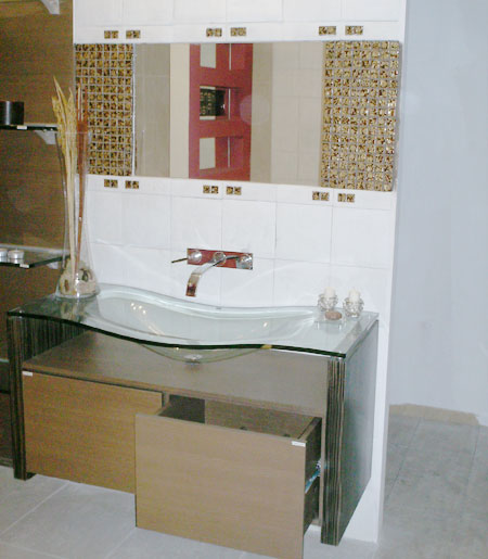 No banheiro projetado pela arquiteta Renata Prado, destaque para o mix de rev...