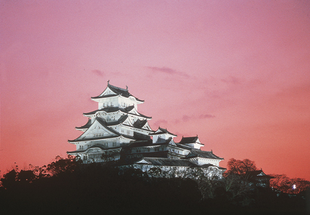 Fica em Himeji o castelo conhecido como Garça Branca.