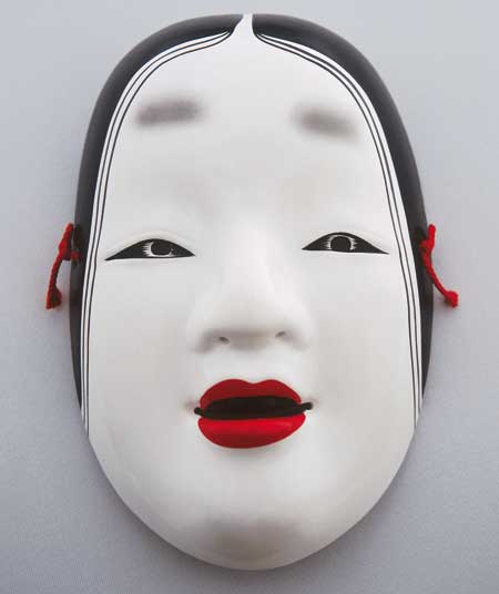 Máscara usada no teatro nô: as sobrancelhas altas significam sabedoria.