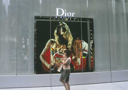 Na Omotesando, desfile de grifes como Dior.