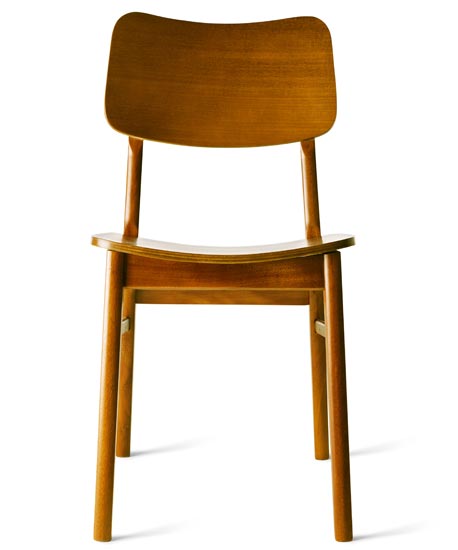 Básica, a cadeira Petit possui a estrutura de madeira maciça, com assento e...