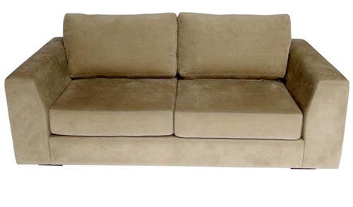 No rec&eacute;m inaugurado outlet do Emp&oacute;rio Beraldin, o sof&aacute; de dois lugares rev...