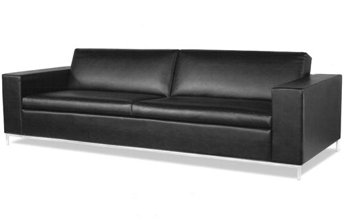O sofá Kamu é revestido em couro sintético e mede 2,4 x 0,95 m. No outlet ...