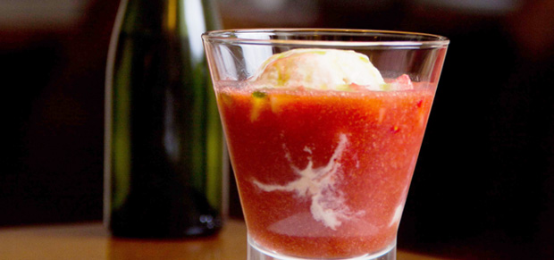 para-os-amantes-dos-doces-uma-sopa-de-morango-com-sorvete-de-baunilha