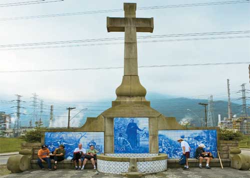 Faz alus&atilde;o &agrave; chegada dos portugueses ao litoral vicentino e &agrave;s primeiras v...
