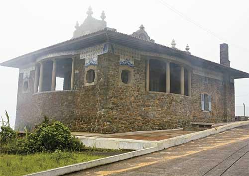 De alvenaria de pedra, homenageia a era automobil&iacute;stica. Era parada de carro...