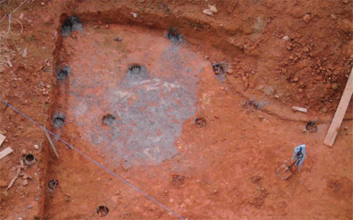 Os furos na terra j&aacute; escavada (13 dias) resultam da sondagem, investiga&ccedil;&atilde;o...