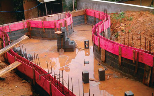 Amarraram-se as brocas &agrave;s ferragens que estruturam a laje  o fundo da pisc...