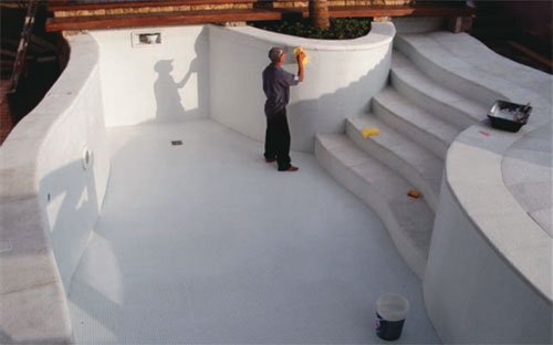 Depois da cura do cimento (dois dias), fez-se a impermeabiliza&ccedil;&atilde;o: neste ca...