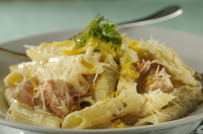 Penne com limões e salmão