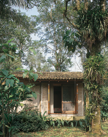 Apoiada em sapatas e suspensa a cerca de 80 cm do solo (altura confort&aacute;vel p...