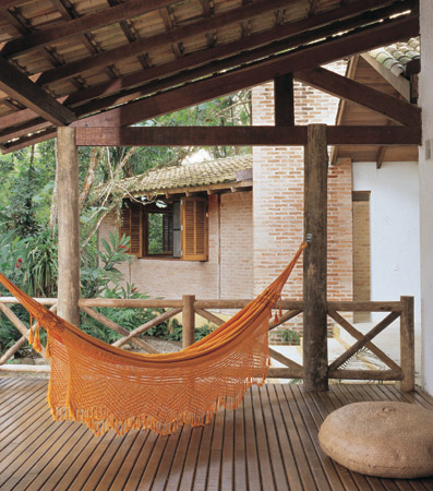 Muitas varandas e aberturas envidra&ccedil;adas valorizam a vista para a mata.