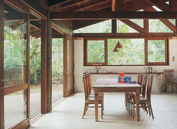 Todos os caixilhos empregam garapeira e foram executados sob medida pela Marc...