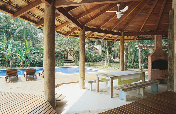 O deck de garapeira, que tamb&eacute;m aparece nas demais varandas da casa, emoldur...