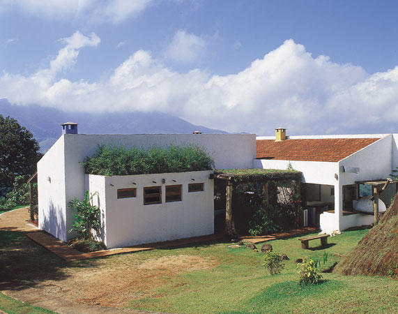 J&aacute; que o sol da tarde incide com for&ccedil;a nos fundos da casa, o arquiteto crio...