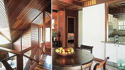 Dentro da casa, a ma&ccedil;aranduba ficou aparente, tratada com verniz. Cozinha e ...