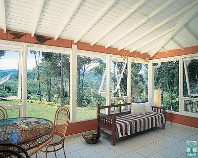 O terra&ccedil;o sofreu mudan&ccedil;as. Ele seria aberto, sem vidros. Por causa dos vent...