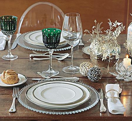 No centro da mesa, peças de metal prateado do designer holandês Tord Boontj...