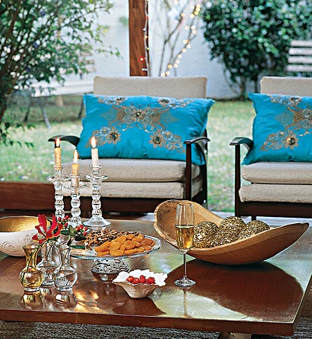 Na mesa de centro, bolas revestidas de paetês fazem um belo contraste com o ...