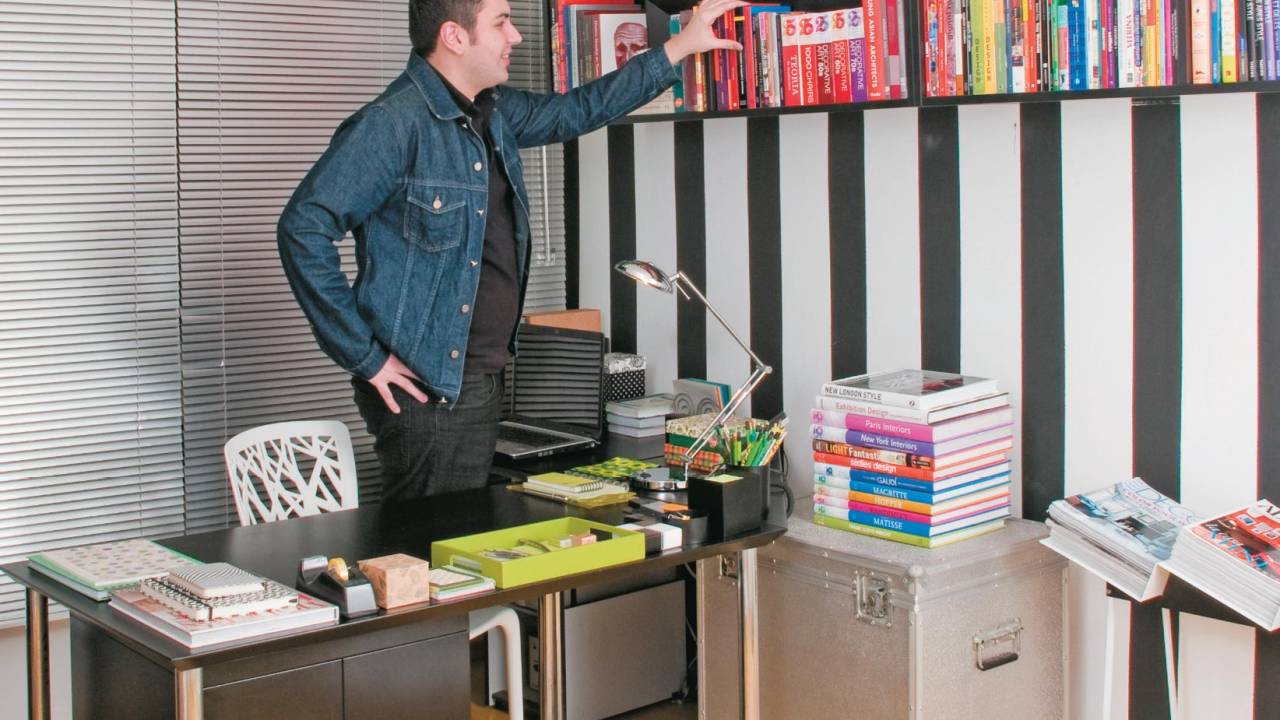 Compõem com a mesa em L da Tok & Stok, a cadeira de Karim Rashid e o banco d...