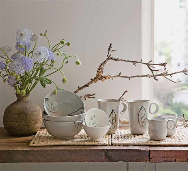 Bowls e canecas com folhas do Atelier Paula Almeida e bowls pequenos de paper...