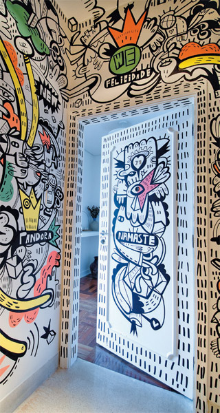 A obra A Mo&ccedil;a dos P&eacute;s Servidos colore o hall de um apartamento em S&atilde;o Paul...