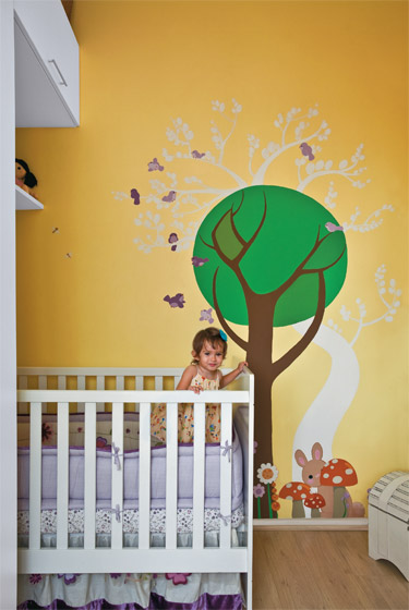 Nas paredes deste quarto, a própria mãe fez os desenhos que compõem a decoração.