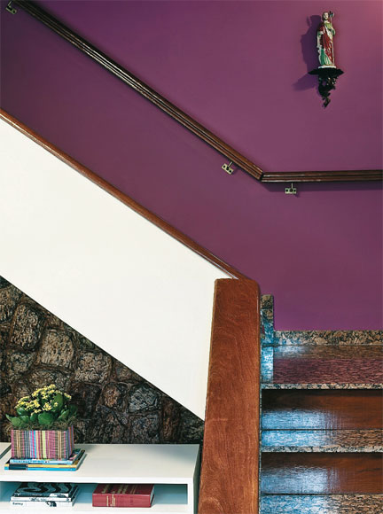 Na escada, o tom de violeta se destaca e dá personalidade à sala.