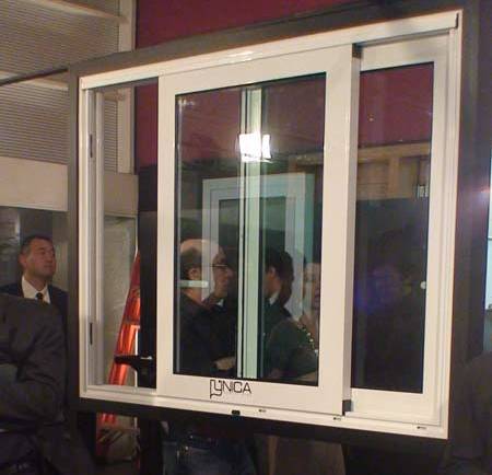 Uma das janelas da linha de esquadrias de alumínio Única, lançamento da Al...