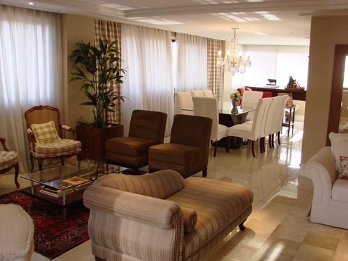 A decoradora Marli Lima, de Porto Alegre (RS), mescla tons clássicos e rústicos. As estampas, listradas e xadrezes, harmonizam com as cores neutras, presentes nos móveis e no porcelanato do piso. Na sala de jantar, o lustre coroa a aura clássica do espaço.