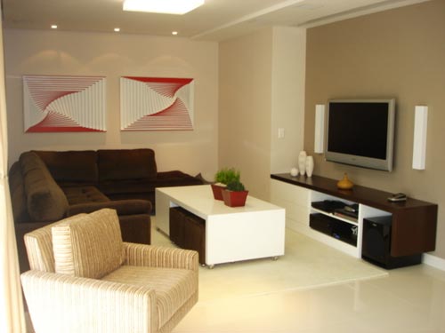 Sueli Porwjan, decoradora de São Paulo (SP), mistura o claro do piso, das paredes e da poltrona com o escuro do sofá e da madeira do raque. Nessa parte do living, que faz o papel de sala de TV, os quadros quebram a monotonia do ambiente. Sueli Porwjan, decoradora de São Paulo (SP), mistura o claro do piso, das paredes e da poltrona com o escuro do sofá e da madeira do raque. Nessa parte do living, que faz o papel de sala de TV, os quadros quebram a monotonia do ambiente.