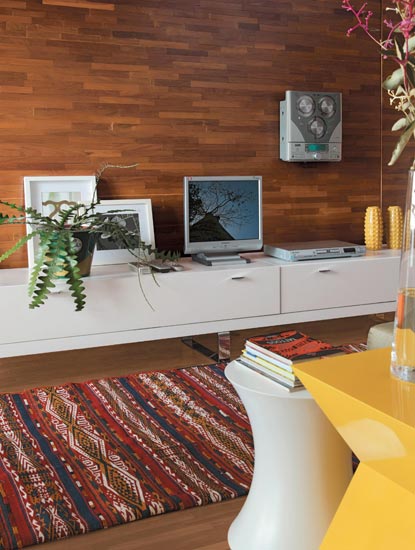 tapeçaria-na-decoração-dicas Com 38 m², o apartamento tem projeto de interiores da arquiteta Cristina Boz