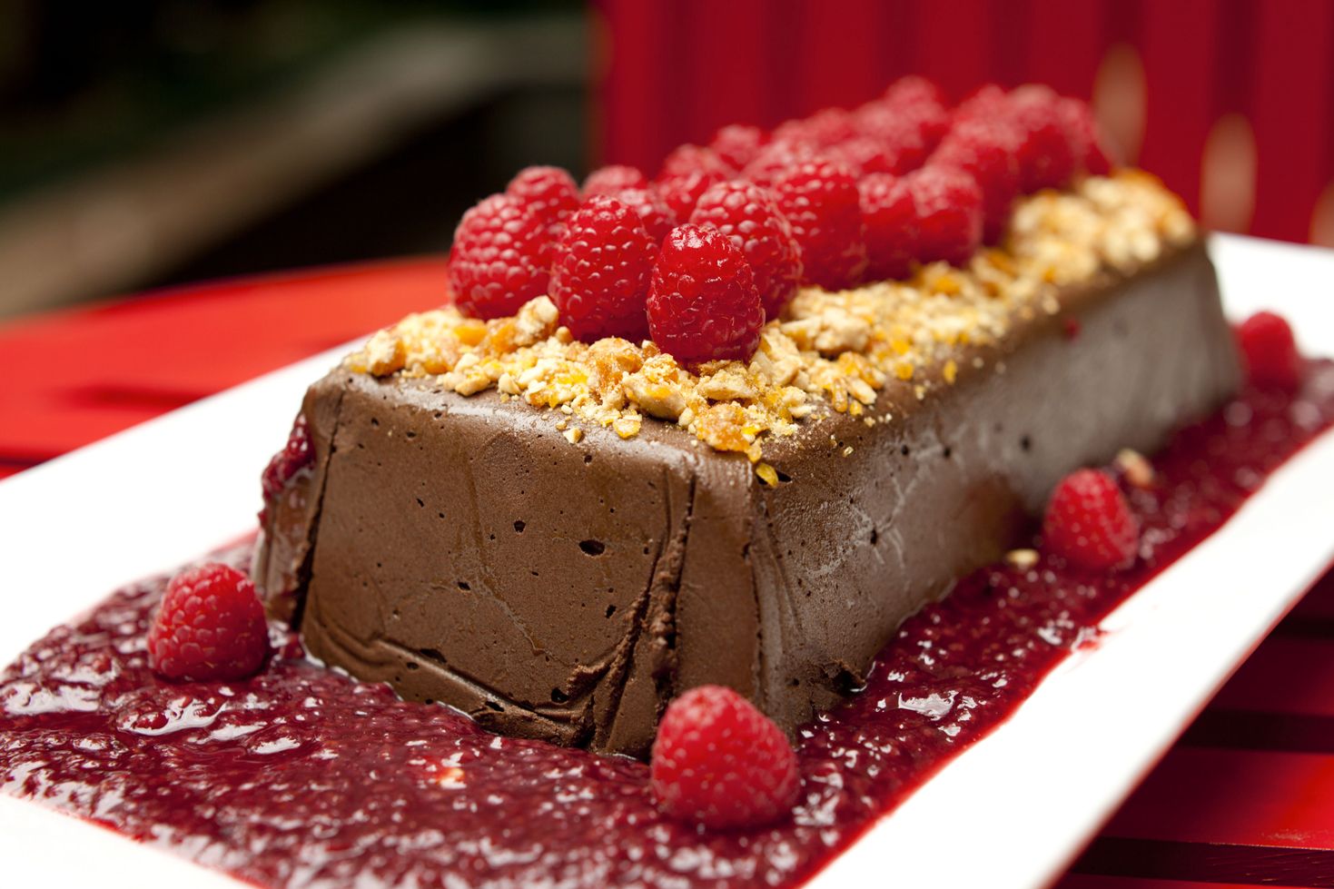 Terrine de chocolate com calda de frutas vermelhas e crocante de caju