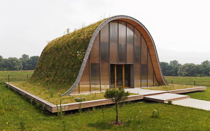 teto-em-forma-de-onda-faz-com-que-jardim-passe-por-cima-da-casa
