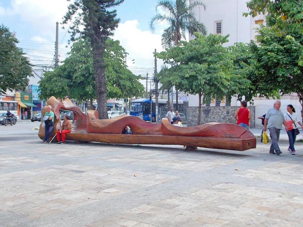 tronco-de-10-metros-e-sete-toneladas-vira-banco-em-praca-de-sao-paulo