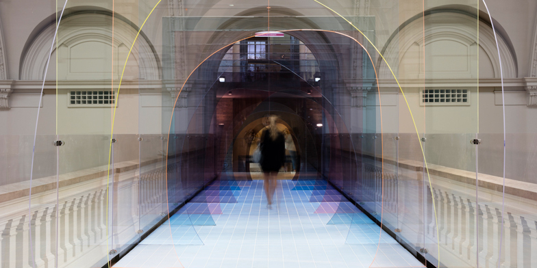 London Design Festival: instalação cria perspectiva em túnel de acrílico