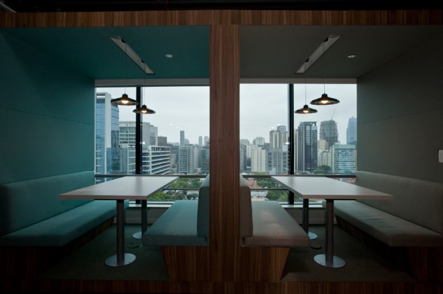 A sede do Twitter em São Paulo segue os padrões da sede da empresa em São Francisco, projetado pela Interior Architects e Lundberg Design.