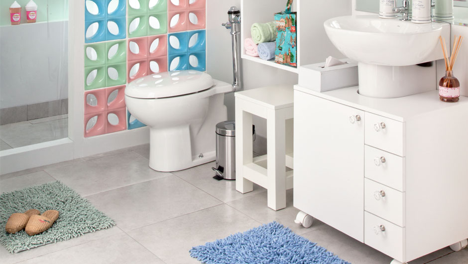 um-banheiro-com-cores-delicadas-para-encantar-pais-e-filhos