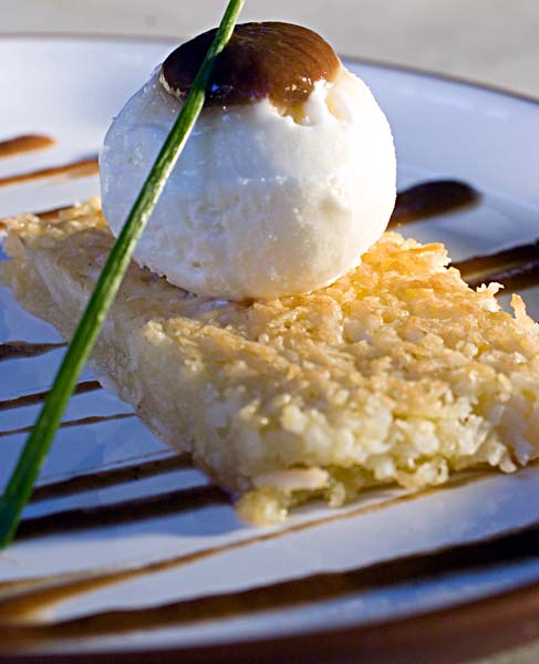 A cocada de forno com sorvete de tapioca e calda de tamarindo é uma das sobr...