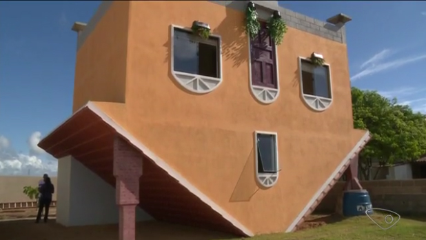 Casa de cabeça para baixo chama a atenção no Espírito Santo