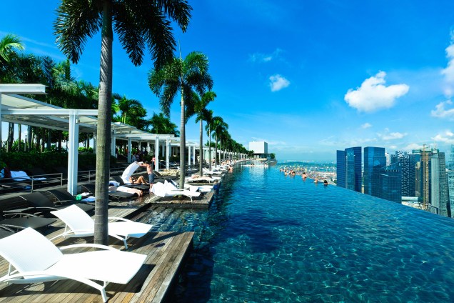 Localizado em Singapura, na capital do país, o <a href="https://www.marinabaysands.com/">Marina Bay Sands</a> é um resort conhecido mundialmente por sua piscina. Infinita e ao redor da borda do prédio, ela está localizada no 56º andar do edifício e oferece uma vista deslumbrante dos arranha-céus de toda a cidade.