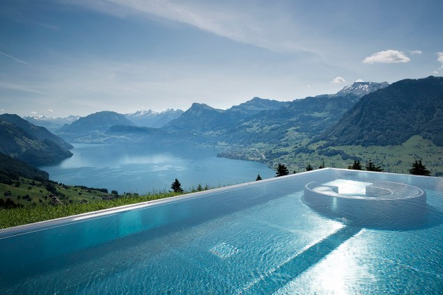 Charmoso e cercado por montanhas, o hotel é uma ótima pedida para casais. Sua atmosfera romântica se faz presente na decoração delicada. Do alto de sua linda piscina externa e aquecida, é possível avistar os Alpes.