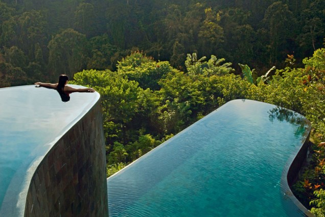 Na Indonésia, quem se hospedar no <a href="https://hanginggardensofbali.com">Resort Gardens of Bali</a> pode ter um contato fantástico com a natureza. Em cada andar do hotel existe uma piscina infinita com uma vista incrível.