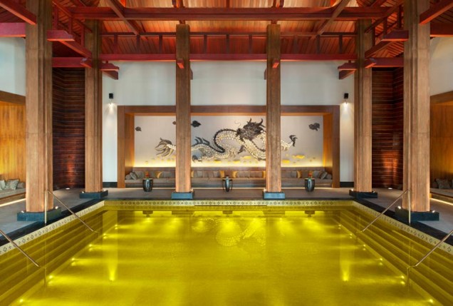 Com ladrilhos especiais, a piscina do <a href="http://www.starwoodhotels.com/stregis/property/overview/index.html?propertyID=3129">Hotel St. Regis Lhasa</a>, no Tibete, é amarela e entra em harmonia com a decoração oriental do espaço.